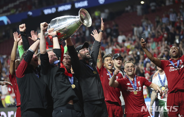 Liverpool&#039;s coach Juergen Klopp, center, celebrate with his teammates after winning the Champions League final soccer match between Tottenham Hotspur and Liverpool at the Wanda Metropolitano Stadium in Madrid, Saturday, June 1, 2019. (AP Photo/Francisco Seco)