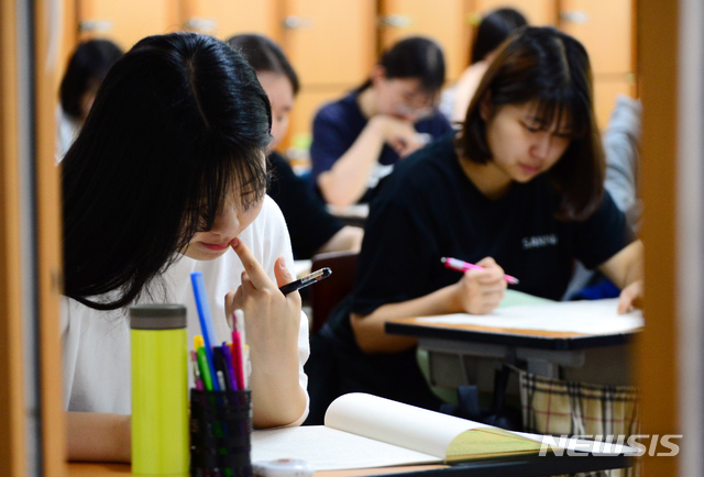 【청주=뉴시스】인진연 기자 = 한국교육과정평가원이 주관하는 2020학년도 대학수학능력시험 6월 모의평가가 4일 오전 8시 40분부터 충북 도내 78개 고사장(71개 고교, 7개 학원)에서 치러지는 가운데 청주 산남고등학교 3학년 학생들이 1교시 국어시험 문제를 풀고 있다. 2019.06.04 inphoto@newsis.com 