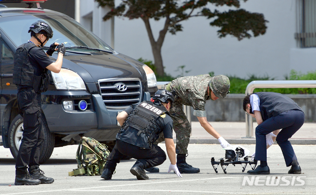 【광주=뉴시스】 = 드론 제압하는 군과 경찰. (사진=뉴시스 DB) photo@newsis.com