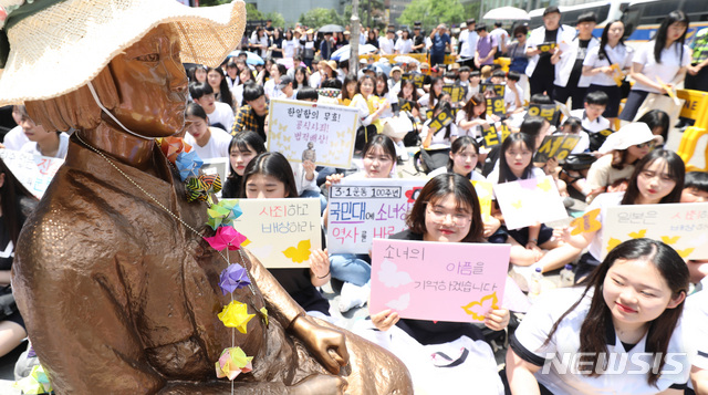 【서울=뉴시스】 전진환 기자 = 일본군 성노예제 문제 해결을 위한 정기 수요집회가 열린 5일 오후 서울 종로구 옛 일본대사관 앞에서 학생들이 피켓을 들고 있다. 2019.06.05.  amin2@newsis.com