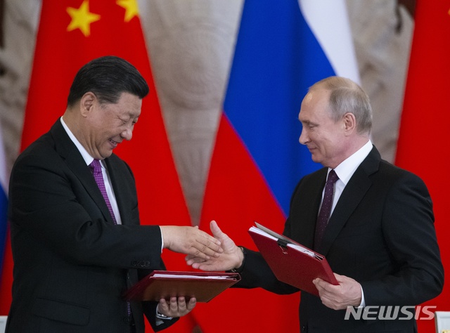 【모스크바=AP/뉴시스】시진핑(왼쪽) 중국 국가주석과 블라디미르 푸틴 러시아 대통령. 2019.06.05.