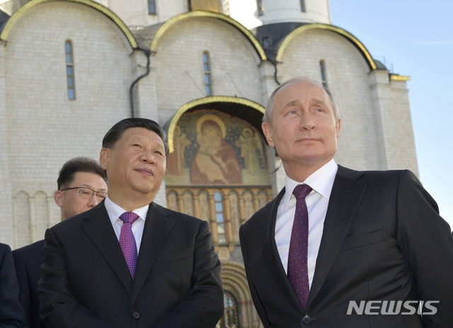 【모스크바=AP/뉴시스】러시아를 국빈 방문 중인 시진핑(왼쪽) 중국 국가주석이 블라디미르 푸틴 러시아 대통령과 함께 5일(현지시간) 모스크바 크렘린궁에서 산책하고 있다. 2019.06.06.