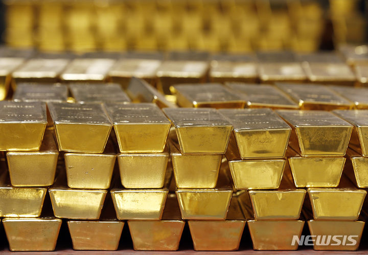 [웨스트포인트=AP/뉴시스]중동 정세가 긴박해지는 가운데 비교적 안전한 자산으로 금을 구입하는 움직임이 확산되면서 일본 국내 금 가격이 16일 g당 1만3036엔(약 11만8000원)을 기록해 최고치를 경신했다. 사진은 2014년 7월 미 뉴욕주 웨스트포인트에 있는 미국 조폐국 금고에 금괴가 쌓여 있는 모습. 2024.04.16.