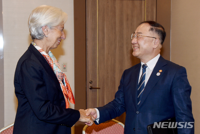 【서울=뉴시스】김병문 기자 = G20 재무장관회의 참석차 일본 후쿠오카를 방문 중인 홍남기 부총리 겸 기획재정부 장관이 8일 오전 일본 힐튼 씨 호크 호텔에서 크리스틴 라가르드 IMF총재와 악수를 나누고 있다. 2019.06.08.(사진=기획재정부 제공)  photo@newsis.com