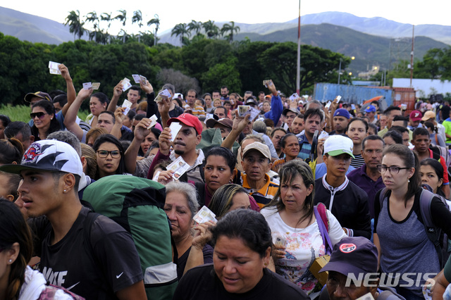 【쿠쿠타( 콜롬비아)=AP/뉴시스】콜롬비아 국경관문인 시몬 볼리바르 다리에 몰려든 베네수엘라 사람들이 8일(현지시간) 통행이 재개되자, 4개월만에 국경을 통과하고 있다. 