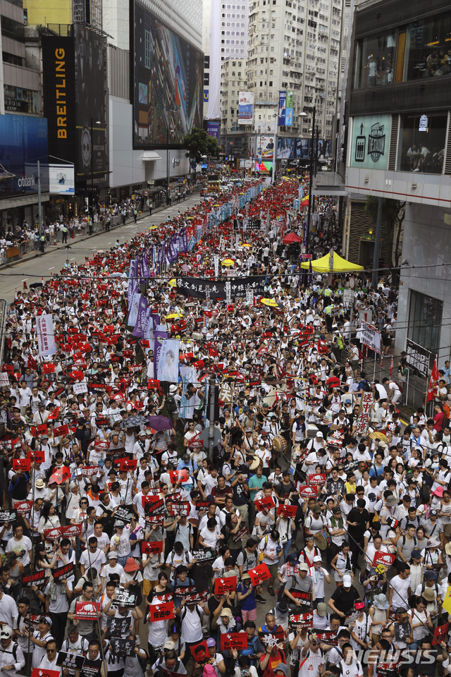 【홍콩=AP/뉴시스】홍콩에서 9일 대규모 '범죄인 인도법' 반대시위가 벌어지고 있다. 시위 참가자들은 범죄인 인도법안이 입법화하면 중국 정부가 반체제 인권운동가들을 본국으로 강제 송환하는데 악용할 것으로 보고 있다. 2019.06.09 