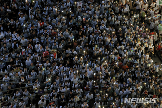  【홍콩=AP/뉴시스】 9일 홍콩 시내에서 열린 '범죄인 인도 법안' 반대 집회에 참여한 시위대들이 밤이 되자 스마트폰 불빛을 번쩍이고 있다. 이번 집회는 홍콩 정부가 추진 중인 '범죄인 인도 법안'에 반대하며 벌어졌다. 2019.06.09. 