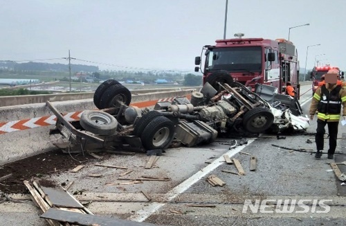 【고창=뉴시스】윤난슬 기자 = 10일 오전 7시 30분께 전북 고창군 고창읍 서해안 고속도로 상행선 77㎞ 지점에서 A(68)씨가 몰던 2.5t 트럭이 가드레일을 들이받고 전복됐다.2019.06.10.(사진=전북소방 제공) photo@newsis.com