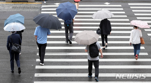 【서울=뉴시스】김선웅 기자 = 비가 내린 지난 10일 오전 서울 종로구 세종로사거리에서 우산을 쓴 시민들이 출근을 서두르고 있다. 2019.06.10. mangusta@newsis.com
