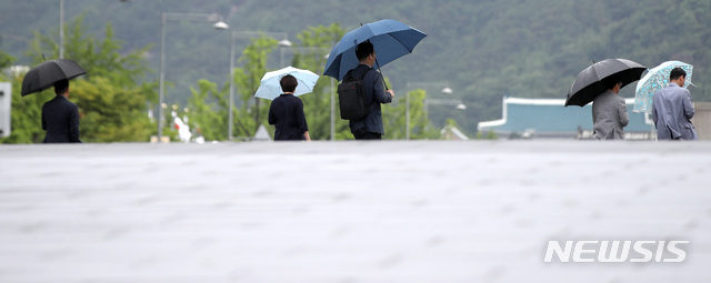 【서울=뉴시스】김선웅 기자 = 비가 내린 지난 10일 오전 서울 종로구 세종로사거리에서 우산을 쓴 시민들이 출근을 서두르고 있다. 2019.06.10. mangusta@newsis.com