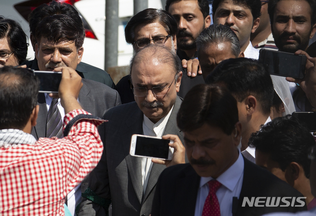 아시프 자르다리 파키스탄 전대통령이 10일 고등법원에 의해 보석 연장이 기각된 후 질문공세를 받고 있다  AP 
