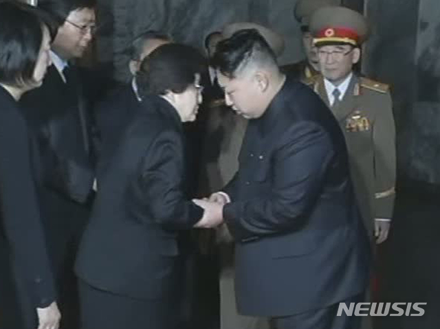 【서울=AP/뉴시스】김정일 국방위원장 사망 당시 상주였던 김정은 국무위원장을 조문한 이희호 여사. (사진=뉴시스DB) 