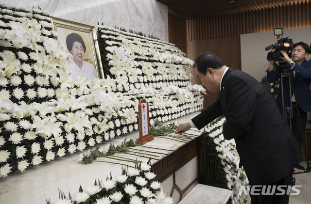 【서울=뉴시스】이영환 기자 = 문희상 국회의장이 11일 오전 서울 서대문구 신촌세브란스병원 장례식장에 마련된 고 이희호 여사 빈소에서 조문을 하고 있다. 2019.06.11  photo@newsis.com