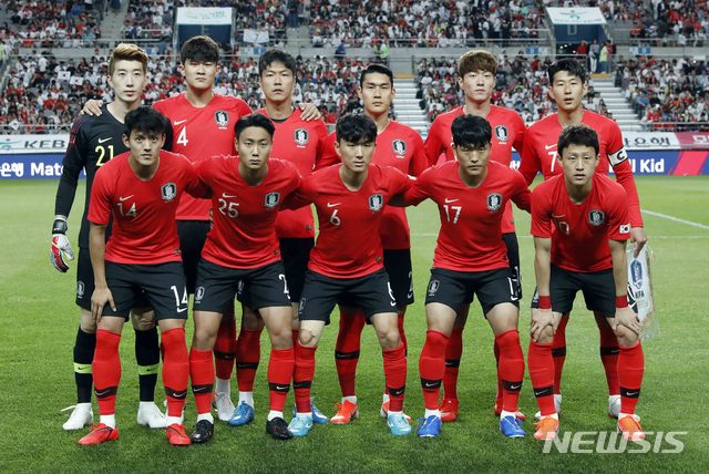 【서울=뉴시스】최동준 기자 = 11일 서울 상암동 월드컵경기장에서 열린 축구 국가대표팀 A매치 평가전 한국 대 이란의 경기, 선수들이 기념촬영 하고 있다. 2019.06.11.  photocdj@newsis.com