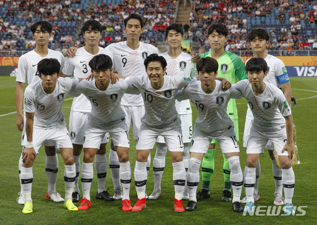 South Korea&#039;s players pose for the team picture, before the semifinal match between Ecuador and South Korea at the U20 World Cup soccer in Lublin, Poland, Tuesday, June 11, 2019. (AP Photo/Czarek Sokolowski)