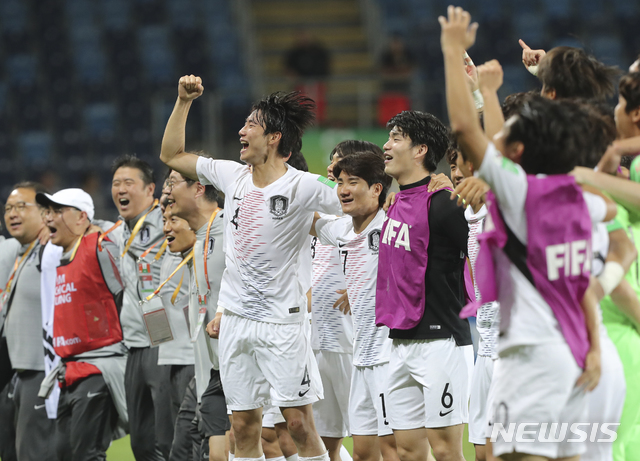 【루블린(폴란드)=AP/뉴시스】정정용 감독이 이끄는 한국 U20 대표팀이 11일(이하 현지시간) 폴란드 루블린의 루블린 경기장에서 열린 2019 국제축구연맹(FIFA) U20 월드컵 4강전에서 에콰도르를 꺾고 결승에 진출하며 응원단에 인사하고 있다. 한국은 전반 39분 최준의 결승골로 에콰도르를 1-0으로 꺾고 사상 처음으로 결승에 진출해 15일 우크라이나와 우승을 다툰다. 2019.06.12.