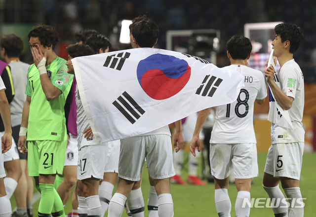 【루블린(폴란드)=AP/뉴시스】정정용 감독이 이끄는 한국 U20 대표팀이 11일(이하 현지시간) 폴란드 루블린의 루블린 경기장에서 열린 2019 국제축구연맹(FIFA) U20 월드컵 4강전에서 에콰도르를 꺾고 사상 첫 결승 진출을 자축하고 있다. 한국은 전반 39분 최준의 결승골로 에콰도르를 1-0으로 꺾고 사상 처음으로 결승에 진출해 15일 우크라이나와 우승을 다툰다. 2019.06.12.