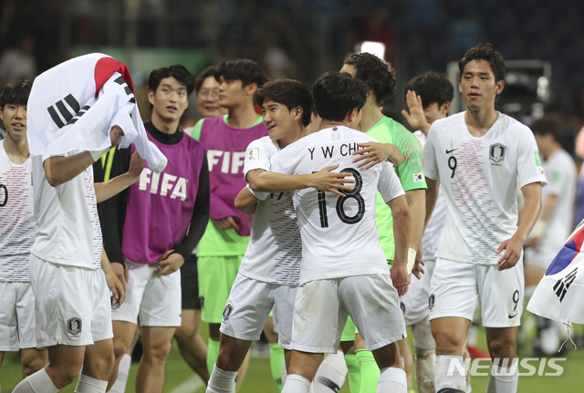 【루블린(폴란드)=AP/뉴시스】정정용 감독이 이끄는 한국 U20 대표팀이 11일(이하 현지시간) 폴란드 루블린의 루블린 경기장에서 열린 2019 국제축구연맹(FIFA) U20 월드컵 4강전에서 에콰도르를 꺾고 사상 첫 결승 진출을 이뤄내고 있다. 한국은 전반 39분 최준의 결승골로 에콰도르를 1-0으로 꺾고 사상 처음으로 결승에 진출해 15일 우크라이나와 우승을 다툰다. 2019.06.12.