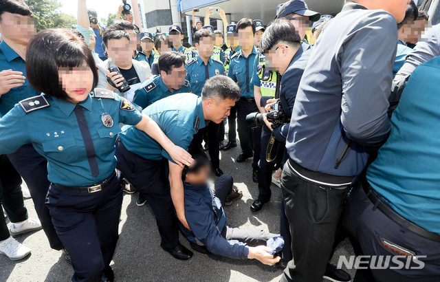 【제주=뉴시스】우장호 기자 = '제주 전 남편 살해 사건' 피의자 고유정(36)이 12일 오전 제주 동부경찰서에서 제주지검으로 송치된 가운데 피해자 유가족이 호송차를 막아서고 있다. 경찰에 따르면 고씨는 지난달 25일 제주시 조천읍의 한 펜션에서 피해자 강모(36)씨를 살해하고 시신을 유기한 혐의를 받고 있다. 2019.06.12. woo1223@newsis.com