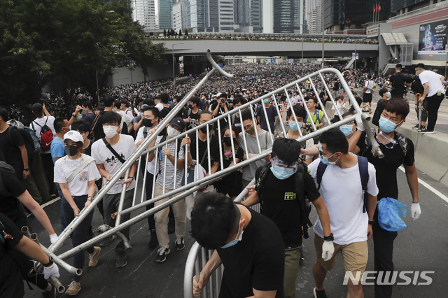 【홍콩=AP/뉴시스】 홍콩 시민들이 12일 의회 격인 입법회 주변에서  '범죄인 인도법(도망범 조례<逃犯條例>)'에 반대하는 시위를 벌이며 바리케이드를 치고 있다. 2019.06.12 