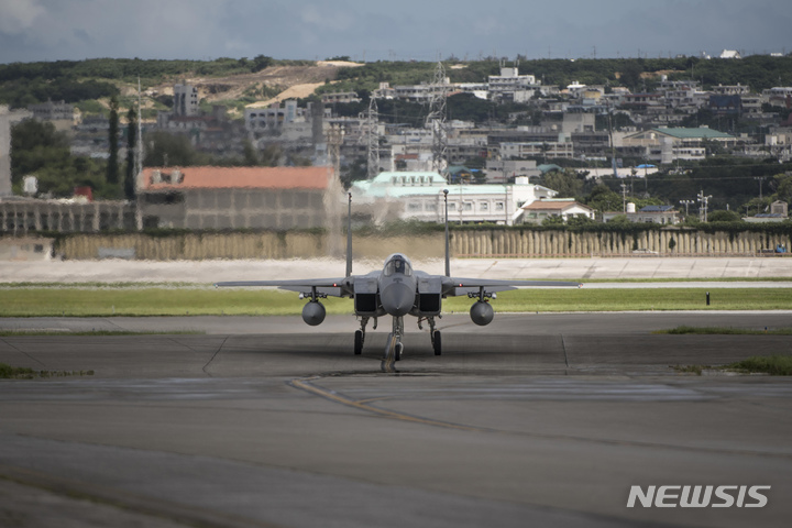 [오키나와(일본)=AP/뉴시스]지난 2017년 6월 29일 F-15 전투기가 일본 오키나와 가데나 미군기지 격납고로 들어오는 모습. 미 공군이 공개한 사진이다. 2022.05.15.