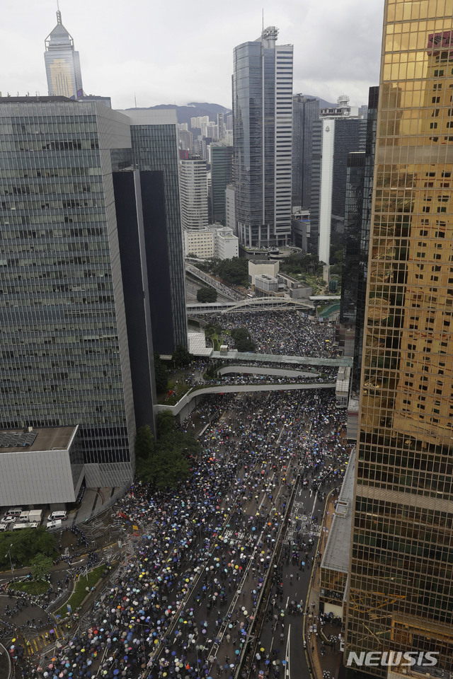 【홍콩=AP/뉴시스】홍콩 입법원 앞 도로에서 12일 범죄인 인도법 반대를 주장하는 시위가 벌어지고 있다. 2019.06.12 