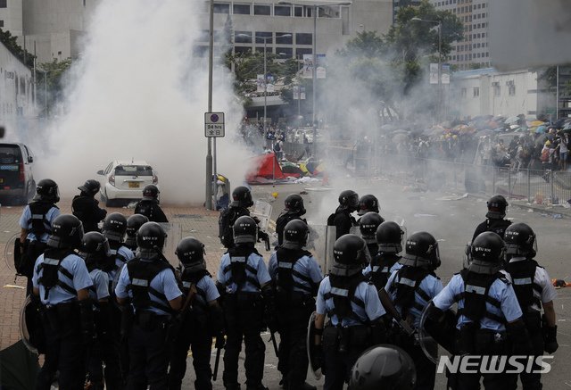 【홍콩=AP/뉴시스】홍콩 입법원 근처에서 12일 경찰이 범죄인 인도법 반대 시위참가자들을 향해 최루가스를 쏘고 있다. 2019.06.12 