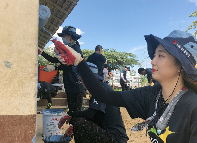 【서울=뉴시스】 12일(현지시간) LG디스플레이 직원들이 캄보디아 씨엠립 지역의 프러닥 (Pradak) 초등학교에서 교육환경 개선을 위한 시설보수 봉사활동을 하고 있다. (사진 LG디스플레이)