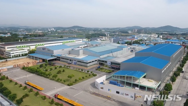 【서울=뉴시스】전북 정읍시에 있는 KCFT 공장 전경. (사진=SKC 제공)