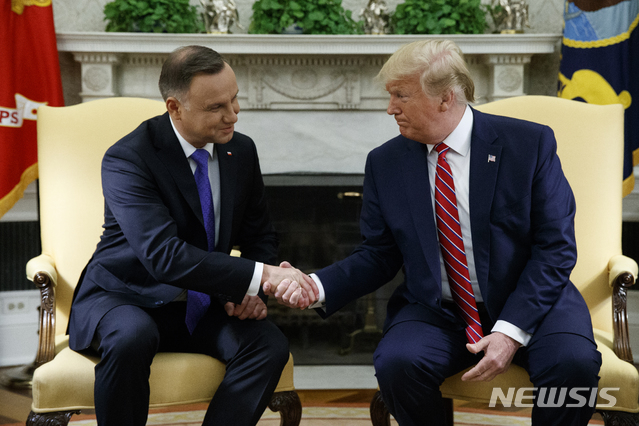  【워싱턴=AP/뉴시스】도널드 트럼프 미 대통령(오른쪽)이 12일 백악관에서 알드레이 두다 폴란드 대통령과 회담하기 전 악수하고 있다. 트럼프 대통령은 이날 미국이 폴란드에 미군 2000명을 추가 배치하는 것을 고려하고 있다고 말했다. 2019.6.13 