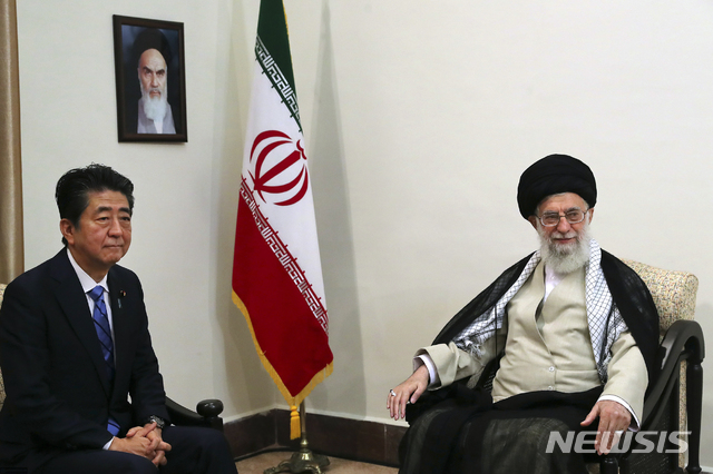 【테헤란=이란 최고지도자 사무소·AP/뉴시스】이란 최고지도자 아야톨라 알리 하메네이(오른쪽)와 아베 신조(安倍晋三) 일본 총리가 13일(현지시간) 이란 수도 테헤란에서 회담을 하기 위해 만났다. 
