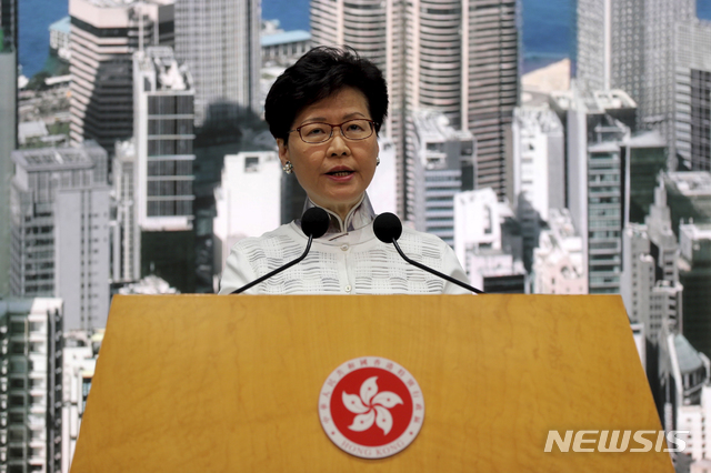 【홍콩=AP/뉴시스】캐리 람 홍콩 행정장관은 15일(현지시간) 홍콩에서 긴급 기자회견에서 발언하고 있다. 람 장관은 '범죄인 인도법' 개정을 중단한다고 밝혔다. 2019.06.15 