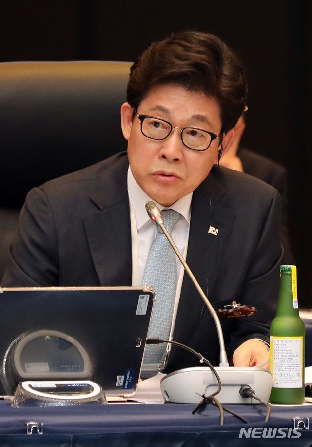 【서울=뉴시스】조명래 환경부 장관이 지난 6월 15일 일본 나가노에서 열린 'G20 환경장관회의'에서 저탄소 경제전환을 위한 우리나라의 정책을 소개하고 있다. (사진= 뉴시스 DB)