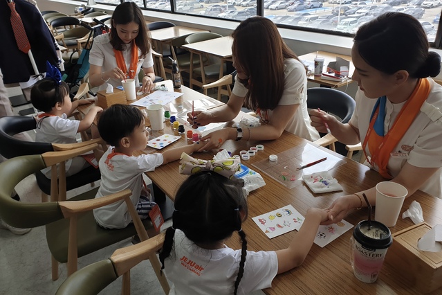 【서울=뉴시스】지난 15일 김포국제공항 항공지원센터에서 제주항공 임직원 가족들을 대상으로 회사 견학프로그램을 진행하고 있다. (사진 제주항공)