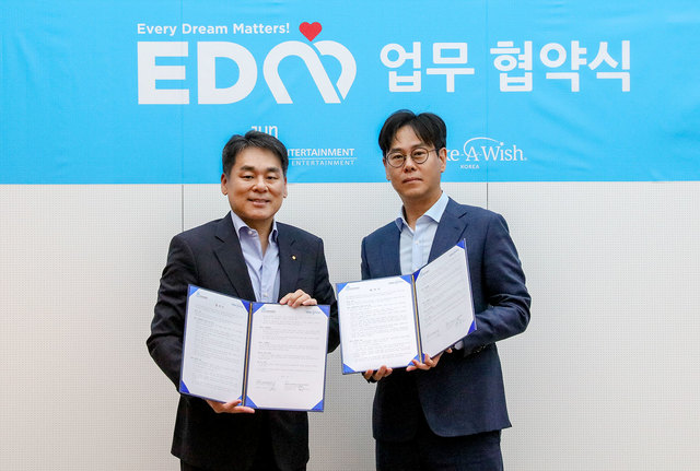 메이크어위시 한국지부 커티스 장 이사장(왼쪽), JYP엔터테인먼트 정욱 사장