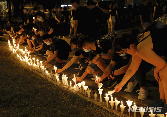 【홍콩=AP/뉴시스】17일(현지시간) 홍콩에서 범죄인 인도법 개정에 반대하며 밤샘 시위를 벌이는 시위대가 입법회의 주변에 촛불을 밝히고 있다. 시위대는 캐리 람 행정장관의 사실상 범죄인 중국 송환법 무기 연기와 사과를 끌어냈다. 2019.06.17.
