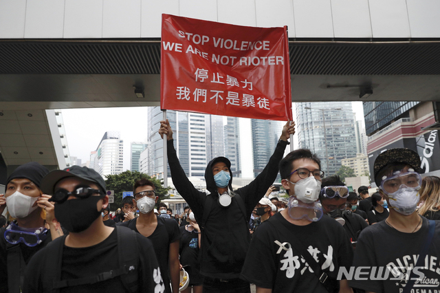 【홍콩=AP/뉴시스】17일(현지시간) 홍콩에서 범죄인 인도법 개정에 반대하며 밤샘 시위를 벌이는 시위대가 입법회의를 향해 행진하고 있다. 시위대는 캐리 람 행정장관의 사실상 범죄인 중국 송환법 무기 연기와 사과를 끌어낸 바 있다. 2019.06.17.