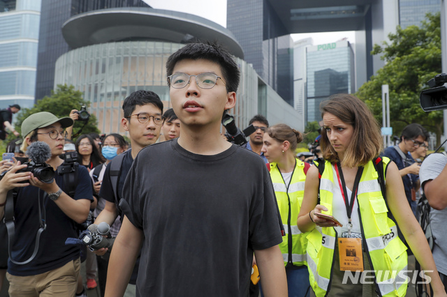 【홍콩=AP/뉴시스】2014년 홍콩의 우산혁명을 이끌었던 젊은 지도자들 중 한 명인 조슈아 웡이 지난 6월17일 홍콩 입법회의 인근에서 기자들에 둘러쌓여 있다. 조슈아 웡이 30일 아침 홍콩에서 경찰에 체포돼 경찰본부에 구금돼 있다고 그기 속한 데모시스토당이 밝혔다. 2019.8.30