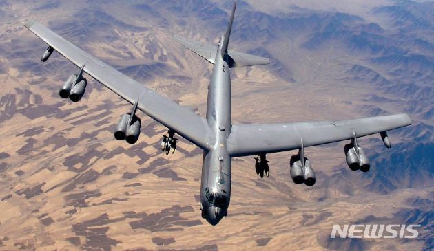 【서울=뉴시스】미 공군이 B-52 폭격기에서 음속의 5배인 마하 5를 초과하는 극초음속 미사일 시험발사에 성공했다고 CNBC가 17일 보도했다. 비행 중인 B-52 폭격기. <사진 출처 : 美 공군 홈페이지> 2019.6.18 