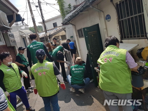 【서울=뉴시스】지난 15일 토요일 관악구 삼성동 일대에서 열린 관악구 러브하우스 자원봉사 활동 모습. 2019.06.18. (사진=관악구 제공)