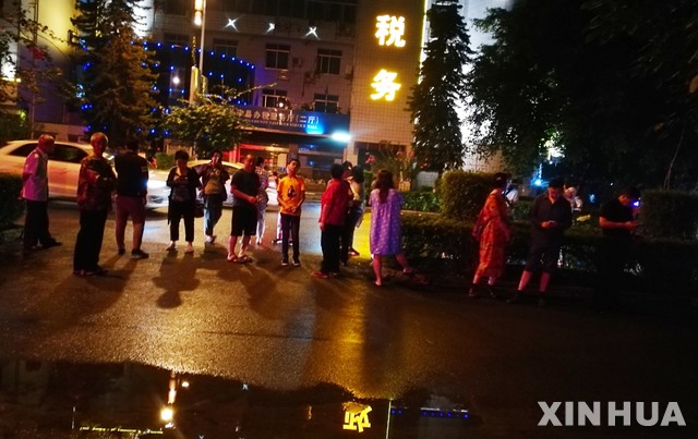 【이빈(중 쓰촨성)=신화/뉴시스】중국 쓰촨성 이빈시 창닝현에서 17일 오후 규모 6.0의 지진이 발생해 지금까지 6명이 숨지고 75명이 다친 것으로 파악됐다. 지진 발생이후 주민들이 건물밖에 대피한 모습. 2019.06.18 