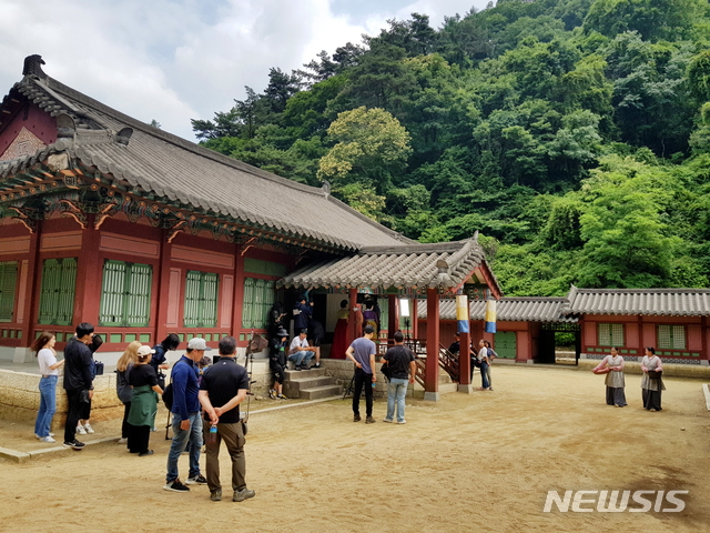 [문경=뉴시스] 김진호 기자 = 문경시 문경새재 오픈세트에서 '조선생존기'를 촬영하고 있다. 2019.06.20. (사진=문경시 제공) photo@newsis.com