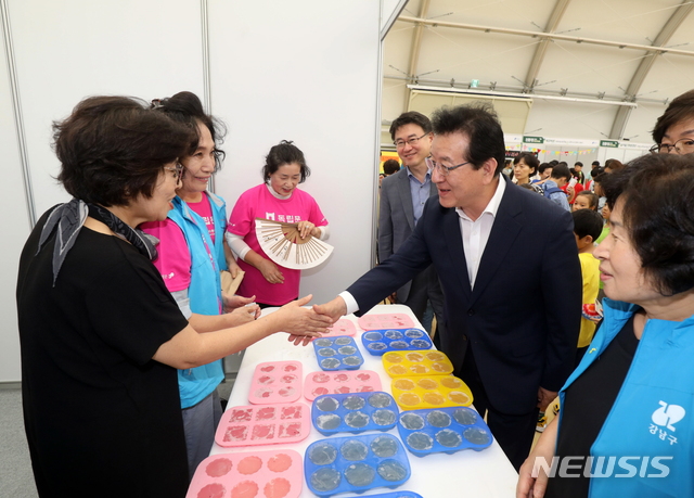 【서울=뉴시스】 강남구 친환경 페스티벌_일원에코파크_친환경 비누 만들기. 2019.06.20. (사진=강남구 제공)