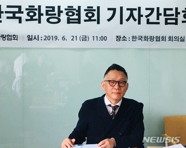 【서울=뉴시스】박현주 미술전문기자= 21일 오전 서울 인사동 한국화랑협회에서 최웅철 회장이 미술품 감정평가원 해산에 대한 논란에 대해 설명하고 있다.