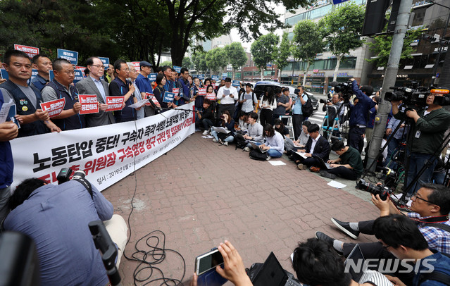 【서울=뉴시스】추상철 기자 = 국회 앞 시위중 불법행위를 주도한 혐의를 받고 있는 김명환 전국민주노동조합 총연맹 위원장이 21일 오전 서울 양천구 서울남부지방법원에서 영장실질심사(구속전 피의자심문)을 받기 전 기자회견을 열고 입장을 밝히고 있다. 2019.06.21. scchoo@newsis.com