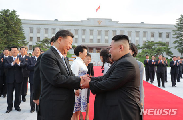 【서울=뉴시스】북한 노동신문은 지난 20일 김정은 국무위원장이 조선노동당 청사를 방문한 시진핑 중국 국가주석을 맞이하는 모습을 21일 보도했다. 2019.06.21. (출처=노동신문)  photo@newsis.com