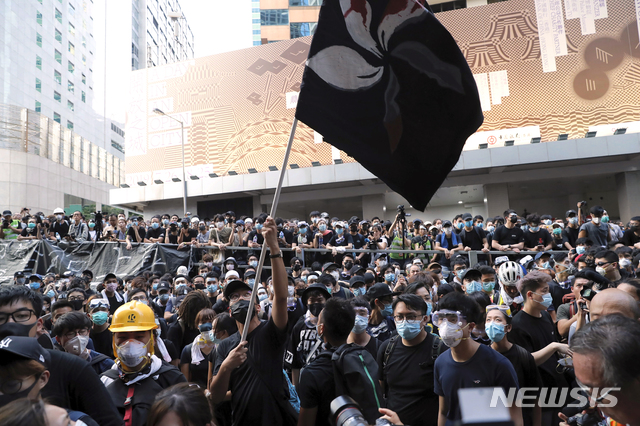 【홍콩=AP/뉴시스】홍콩 법무장관이 22일 범죄인인도법 반대시위 과정에서 체포된 이들에 대한 시위대 측의 불기소 요구를 사실상 거절했다. 사진은 지난 21일 시위 모습. 2019.06.22.