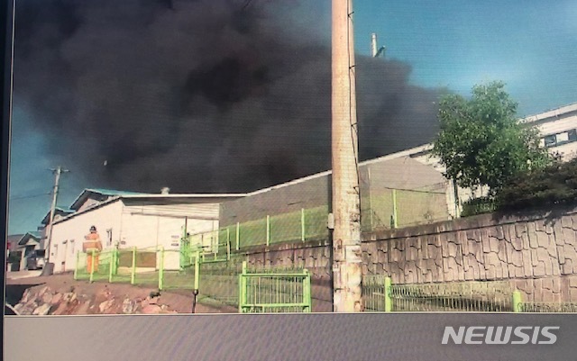 고양시 일산동구 지영동의 한 공장에서 화재가 발생해 검은 연기가 치솟고 있다. (사진=일산소방서 제공)