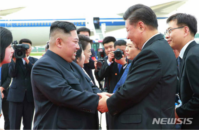 [서울=뉴시스]대만 유사시 미국이 북한과 중국을 상대로 '동시 전투'에 대비해야 한다는 조언이 나왔다. 사진은 김정은 북한 국무위원장과 부인 리설주 여사가 2019년 6월21일 오후 평양국제비행장에서 국빈방문한 시진핑 중국 국가주석과 부인 펑리위안 여사를 환송하는 모습. 2024.08.13. (출처=노동신문) photo@newsis.com