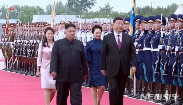 【서울=뉴시스】김정은 북한 국무위원장과 부인 리설주 여사가 평양국제비행장에서 국빈방문한 시진핑 중국 국가주석과 부인 펑리위안 여사를 환송했다. 또 이날 시진핑 내외를 태운 차가 숙소를 떠나 평양국제비행장에 이르는 도로에 평양시민들이 열렬히 환송했다며 조선중앙TV가 22일 보도했다. 2019.06.22. (사진=조선중앙TV 캡쳐) photo@newsis.com